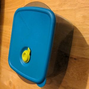Vintage vent n serve tupperware
